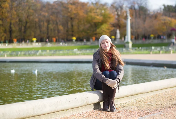 Girl in the Gardens of Luxembourg of Paris — Stock Photo, Image