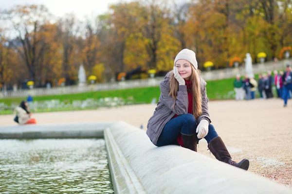 Dziewczyna w ogrodzie luxembourg w Paryż — Zdjęcie stockowe