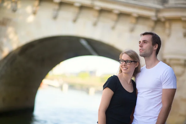 堤防上のパリの若いカップル — ストック写真