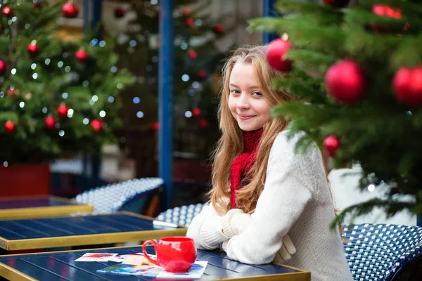 Chica con tarjetas de felicitación en un café parisino —  Fotos de Stock