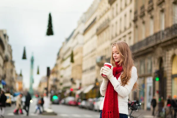 Chica con llevar café en una calle parisina — Foto de Stock