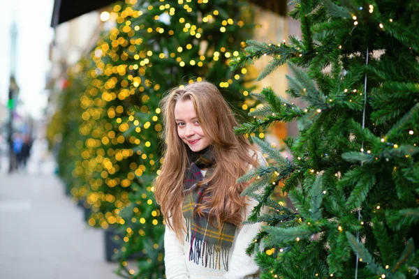 Ragazza su una strada parigina decorata per Natale — Foto Stock