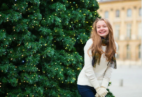Mädchen auf einer weihnachtlich geschmückten Pariser Straße — Stockfoto