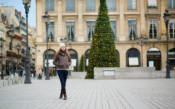 Mädchen auf einer weihnachtlich geschmückten Pariser Straße — Stockfoto