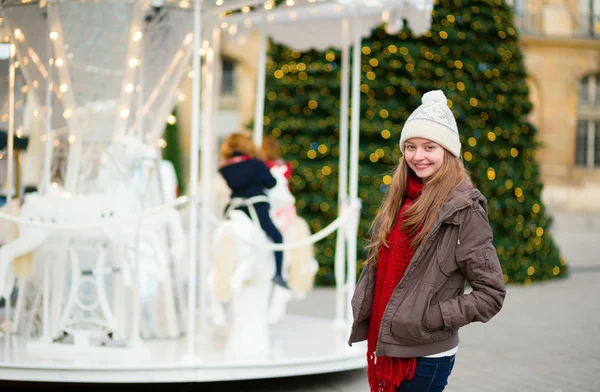 Girl on a Parisian street decorated for Christmas — Stock Photo, Image