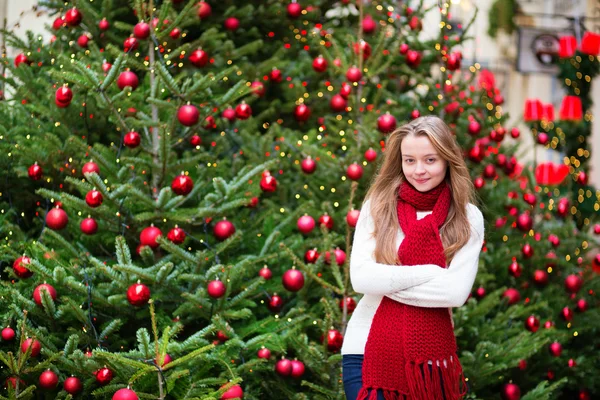 Ragazza con un albero di Natale decorato — Foto Stock