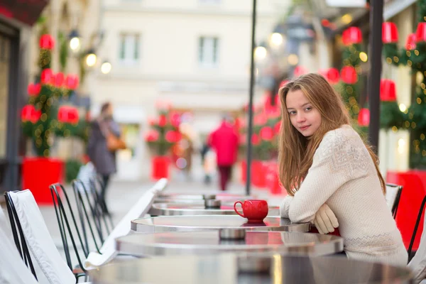 Gadis di sebuah kafe Paris pada saat Natal — Stok Foto