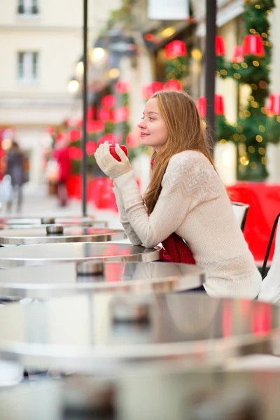 クリスマスの時にパリのカフェの女の子 — ストック写真