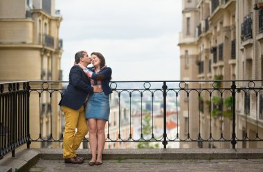 Çift üzerinde Montmartre öpüşme