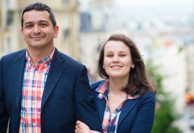mutlu çift birlikte Paris'te yürüyüş