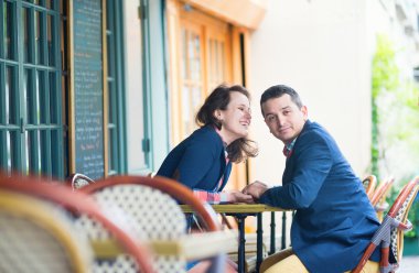Parisli bir açık hava restoranı içinde birleştirmek