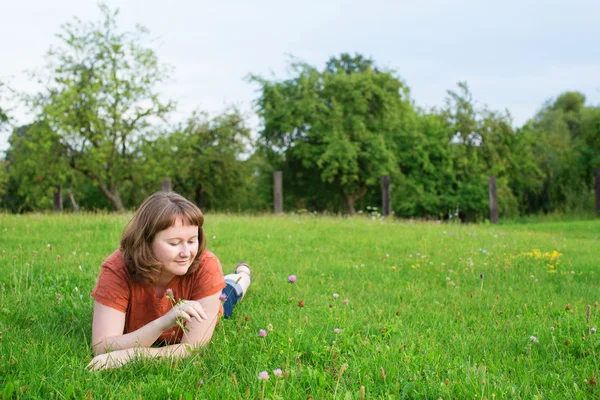 Girl relaxing on the green grass — Stock Photo, Image