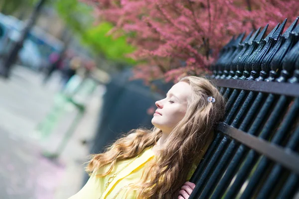 Meisje op een picknick in het park — Stockfoto