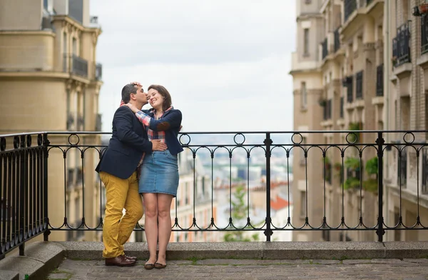 Paar zoenen op montmartre — Stockfoto