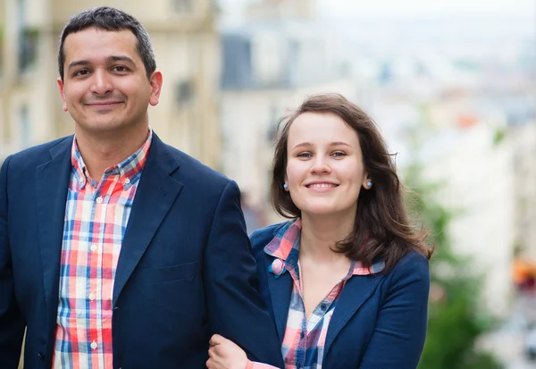 Glückliches Paar beim gemeinsamen Spaziergang in Paris — Stockfoto