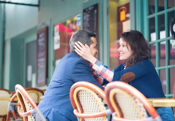 Pár v venkovní pařížské restaurace — Stock fotografie