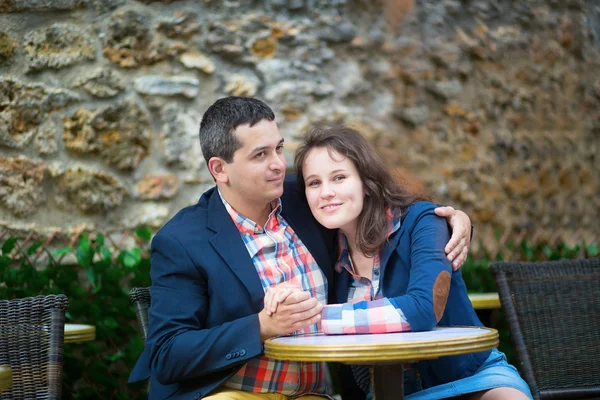 Couple hugging in an outdoor cafe — Stock Photo, Image