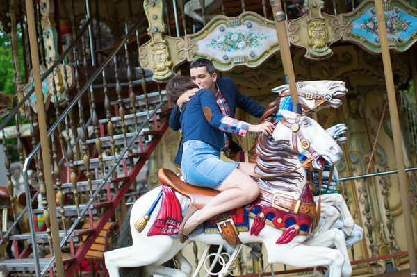 Couple on a Parisian merry-go-round — Stock Photo, Image