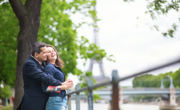 Romantic couple in Paris — Stock Photo, Image