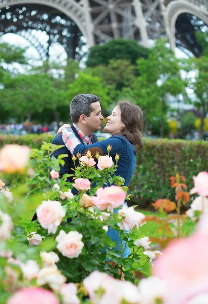 Paar in Paris an einem Frühlingstag — Stockfoto
