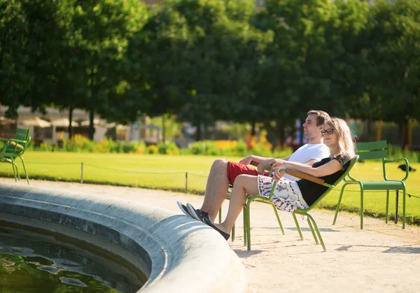 Couple relaxing in the Tuileries garden of Paris — Stock Photo, Image