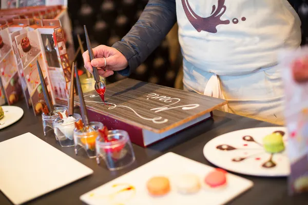 Frau dekoriert Teller für ein Dessert — Stockfoto