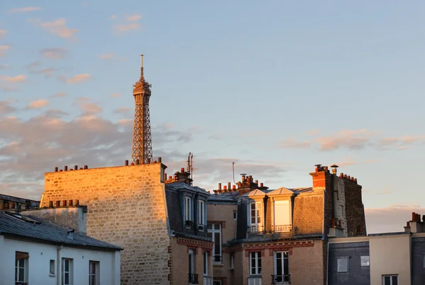 Eiffeltornet sett genom de parisiska tak — Stockfoto