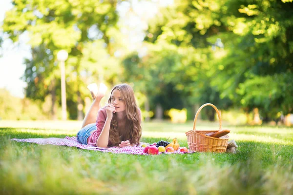 Dívka na piknik v parku — Stock fotografie