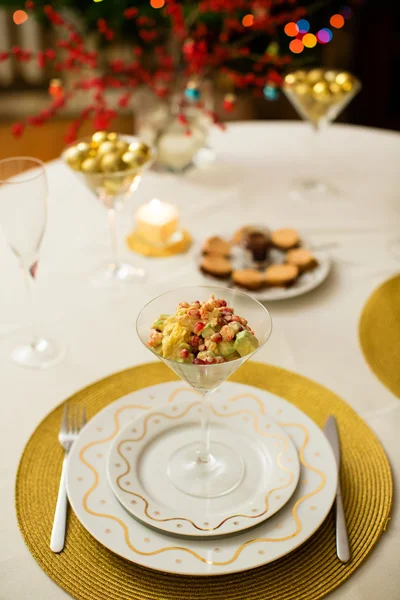 Heerlijke salade geserveerd in een Martiniglas — Stockfoto