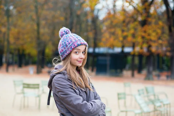 Amused girl in the Gardens of Luxembourg in Paris — Stock Photo, Image