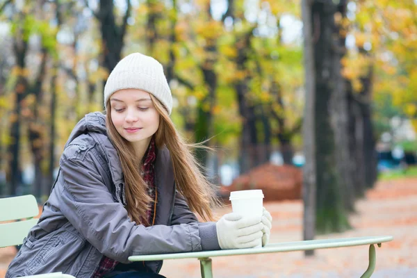 Fille boire du café dans un café parisien en plein air — Photo