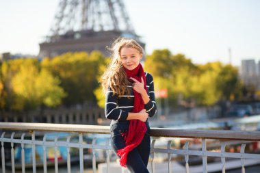 Kız bir güneşli bir bahar veya sonbahar günü Paris'te