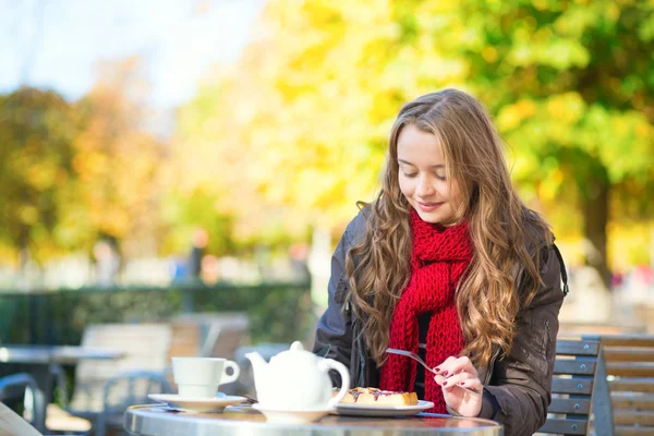 Fille manger des gaufres dans un café extérieur parisien — Photo