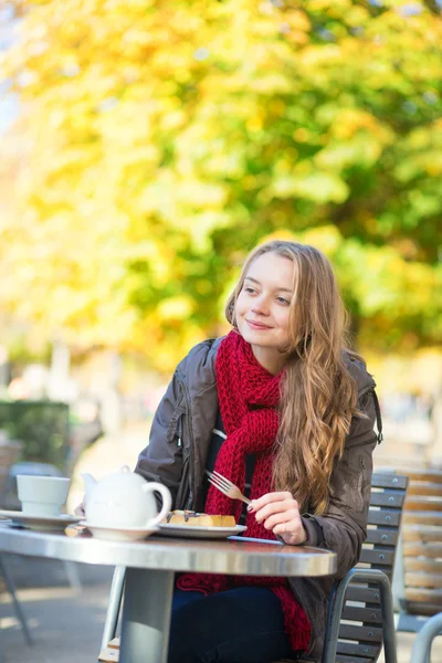 Chica comiendo gofres en un café al aire libre parisino —  Fotos de Stock