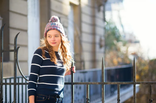 Flicka ha roligt utomhus i paris — Stockfoto