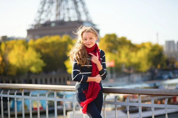 Fille à Paris un jour de printemps ou d'automne ensoleillé — Photo