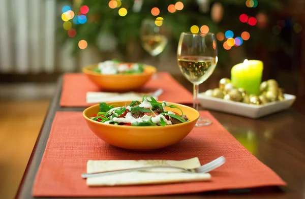 Deliciosa ensalada servida para dos — Foto de Stock