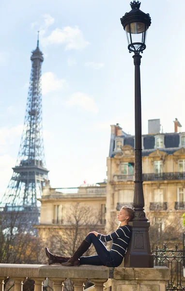 Chica parisina al aire libre, Torre Eiffel en el fondo —  Fotos de Stock