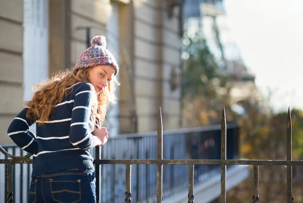 Ung flicka utomhus, titta misstänksamt — Stockfoto