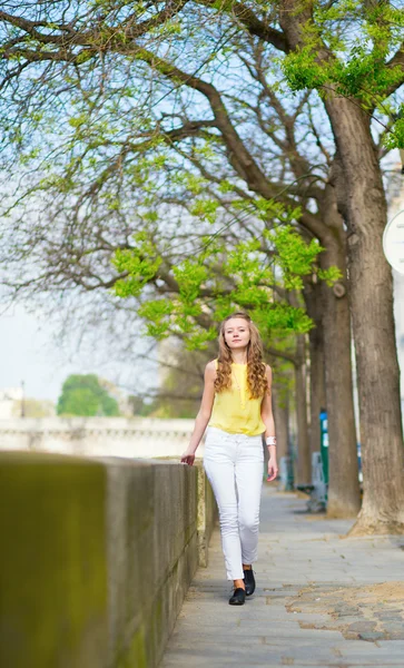 パリのセーヌ川で歩いて女の子 — Stock fotografie