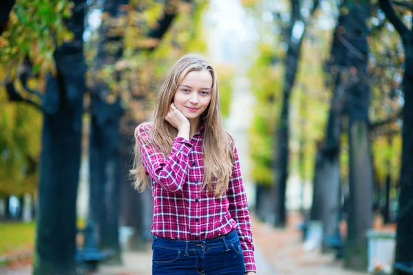 Fata destul de tânără într-un parc de toamnă sau de primăvară — Fotografie, imagine de stoc