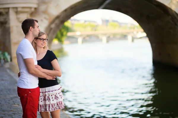 Mladý pár v Paříži na smetanově nábřeží — Stock fotografie