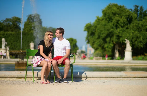 Dating couple in the Tuileries garden of Paris — Stock Photo, Image