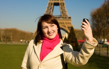 telefon kamera ile Paris'te mutlu güzel kadın