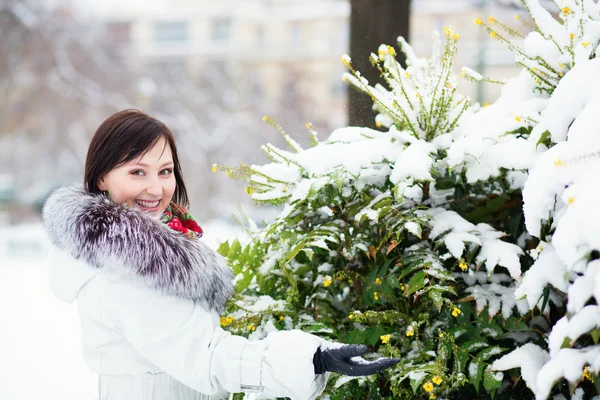 Lächeln Mädchen im Freien an einem Wintertag — Stockfoto