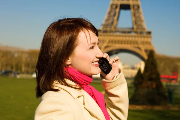 Vacker glad kvinna med mobiltelefon i paris — Stockfoto