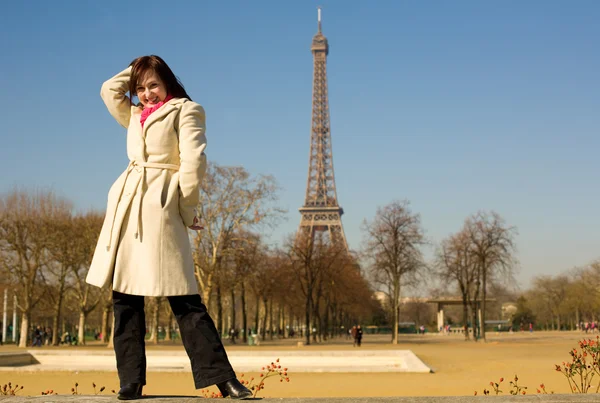 Glad vacker kvinna i paris, ha roligt — Stockfoto