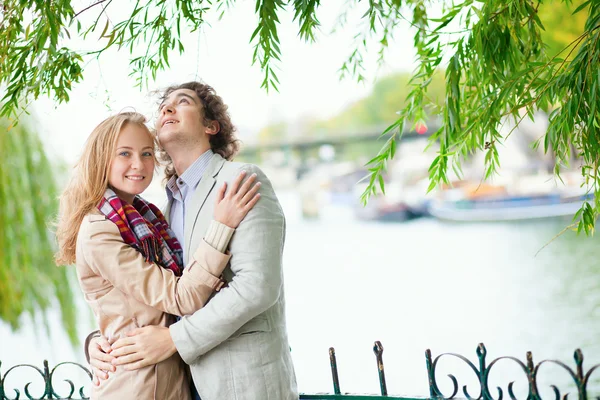 Happy romantic couple near the Seine — Stock Photo, Image