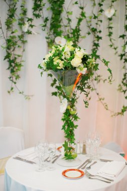 güzel masa çiçekleri ile ayarla