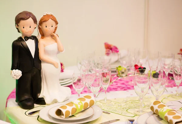Bruden och brudgummen figurer på ett bord — Stockfoto